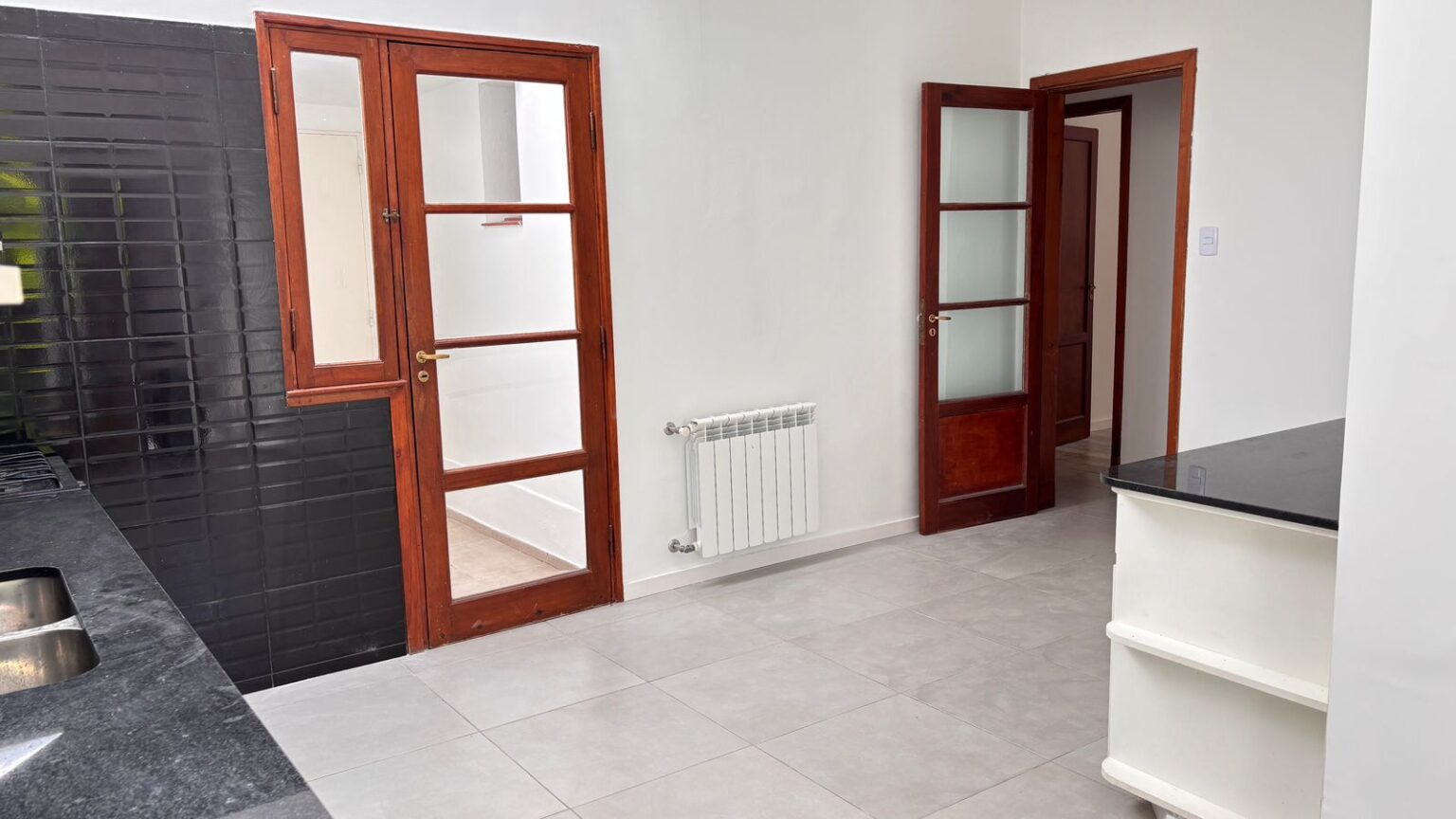 MELO 2579 COCINA A ENTRADA SALIDA LATERAL